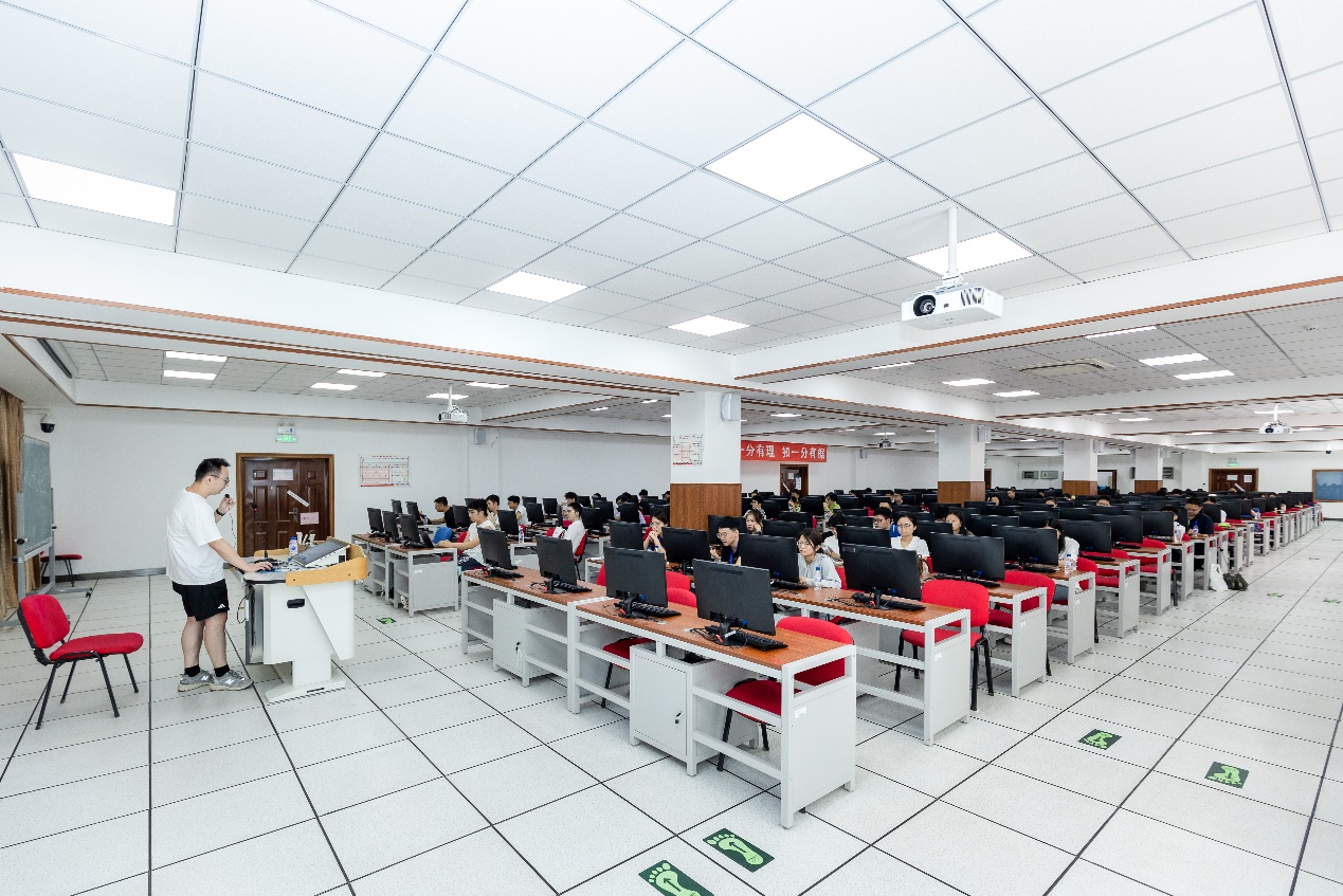 一群人站在雪地上AI 生成的内容可能不正确。